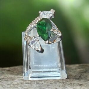 Elegant Silver and Green Gemstone Ring